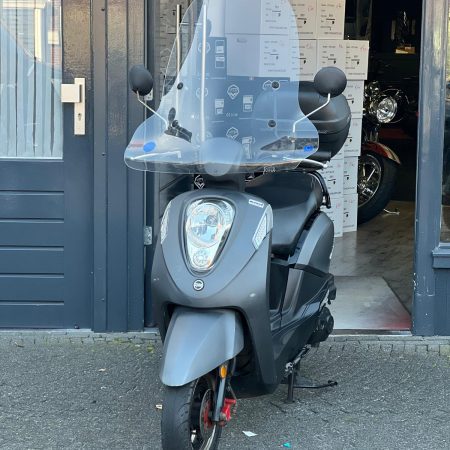 Sym Mio 45km occasion uit 2018 met hoogwindscherm en topkoffer