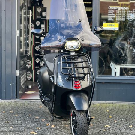Vespa Sprint Mat Black 2020 – Sportief, stijlvol en compleet uitgevoerd