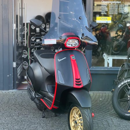 Vespa Sprint 2023 – Bomvolle Scooter met Slechts 759 km
